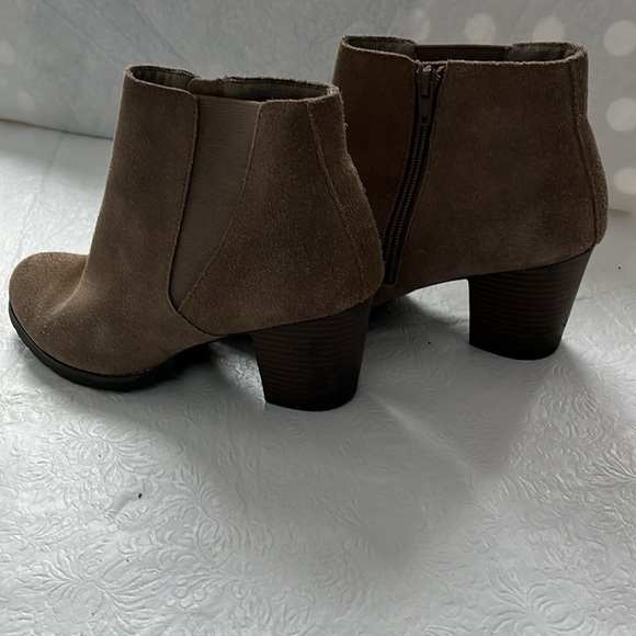 Clacks Taupe Pause Camelia Suede Ankle Boots Side Zip 8M - Picture 3 of 10